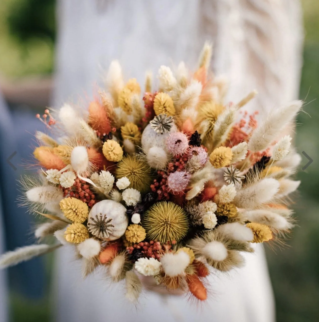 Bouquet de mariée mêlant fleurs séchées et fleurs fraîches colorées signé Vertiges