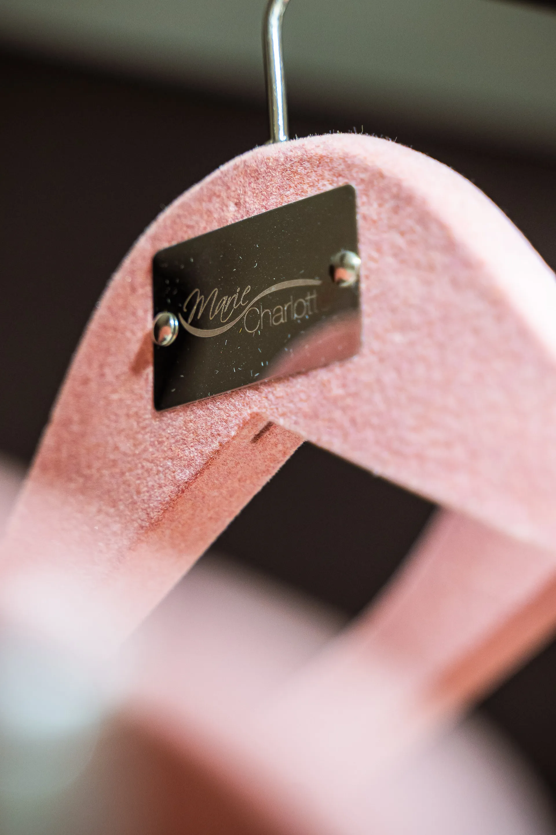 Robe de mariée épaules dénudées présentée en boutique, création adaptée à la morphologie