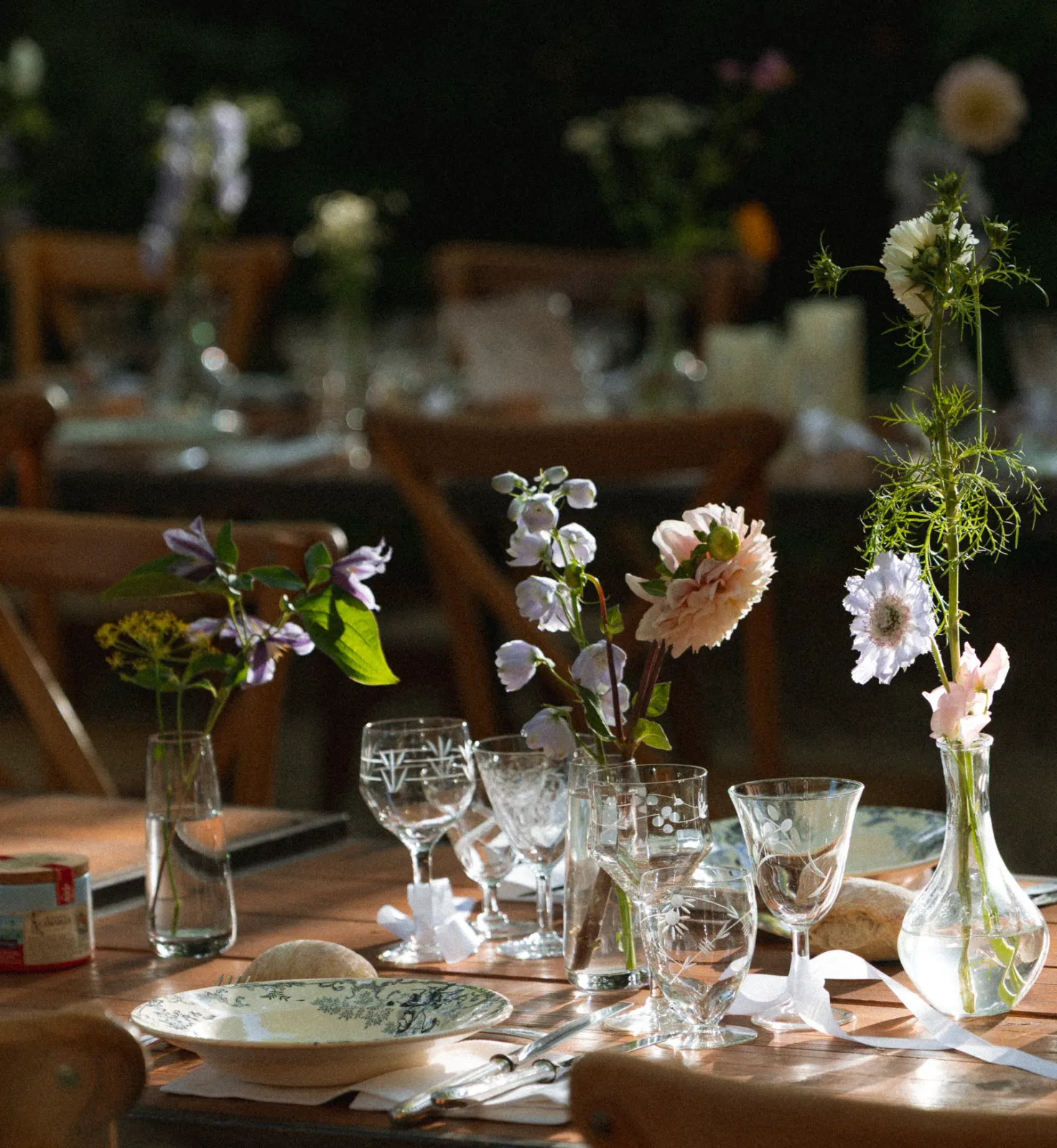 Table de réception dressée avec compositions florales et verrerie, scénographie Ysaye Sophie