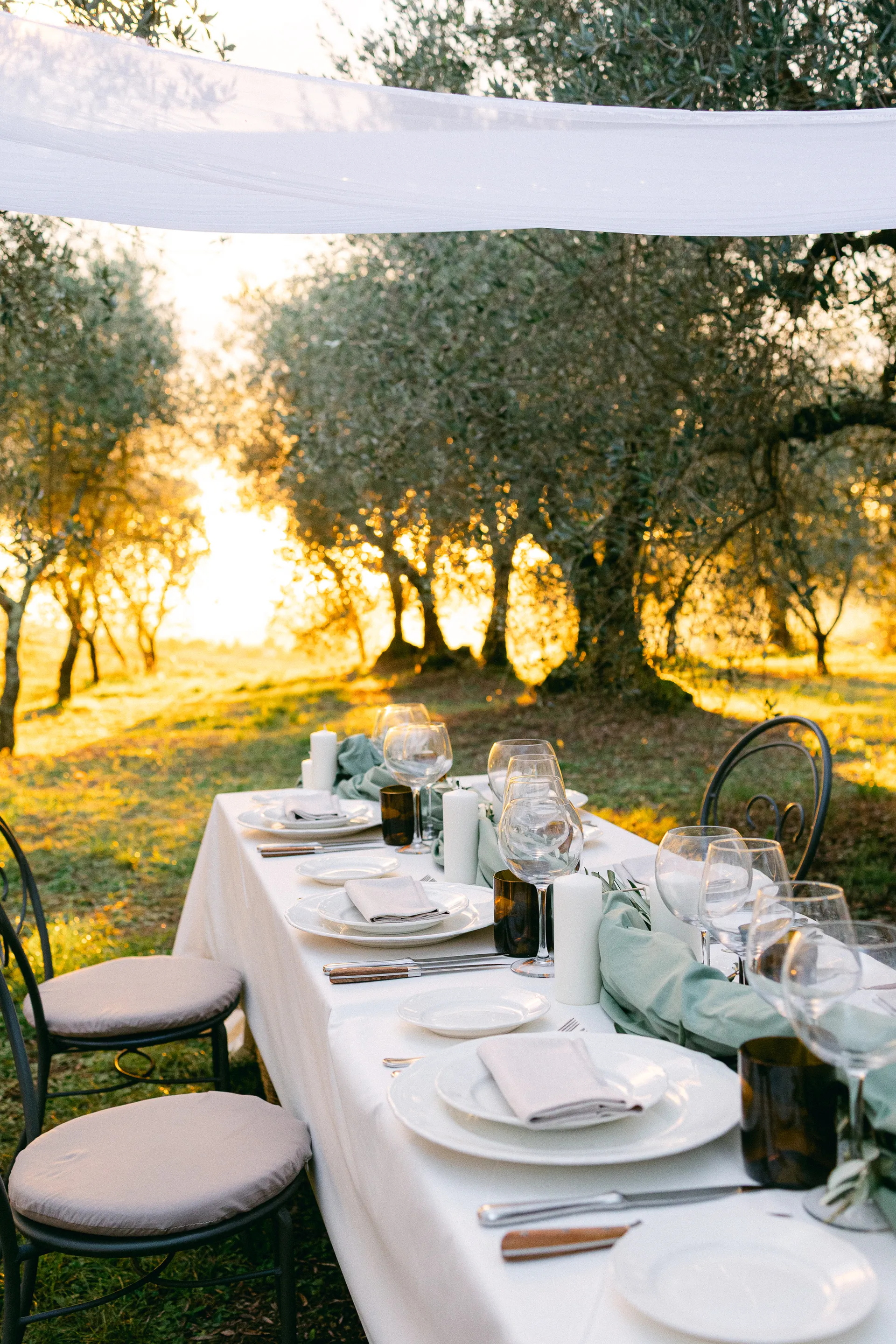 Table de réception de mariage éclairée à la bougie en fin de journée, mise en lumière par by Albine