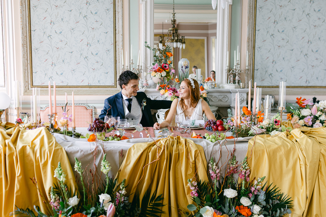 Table de réception de mariage mise en scène par by Albine, scénographie florale soignée