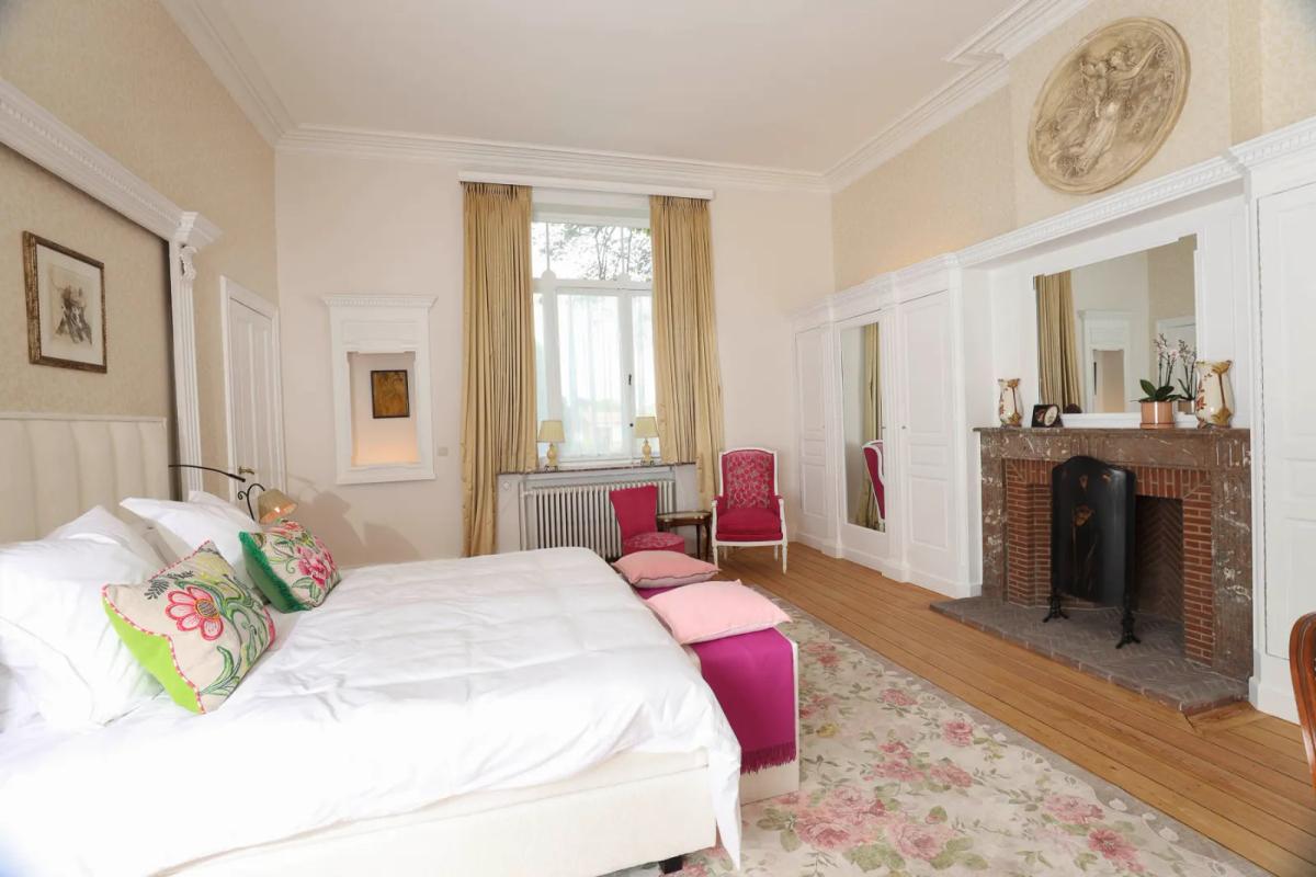 Chambre lumineuse de la maison d'hôtes du Jardin des Roses, à Dour, idéale pour la préparation coiffure et maquillage de la mariée