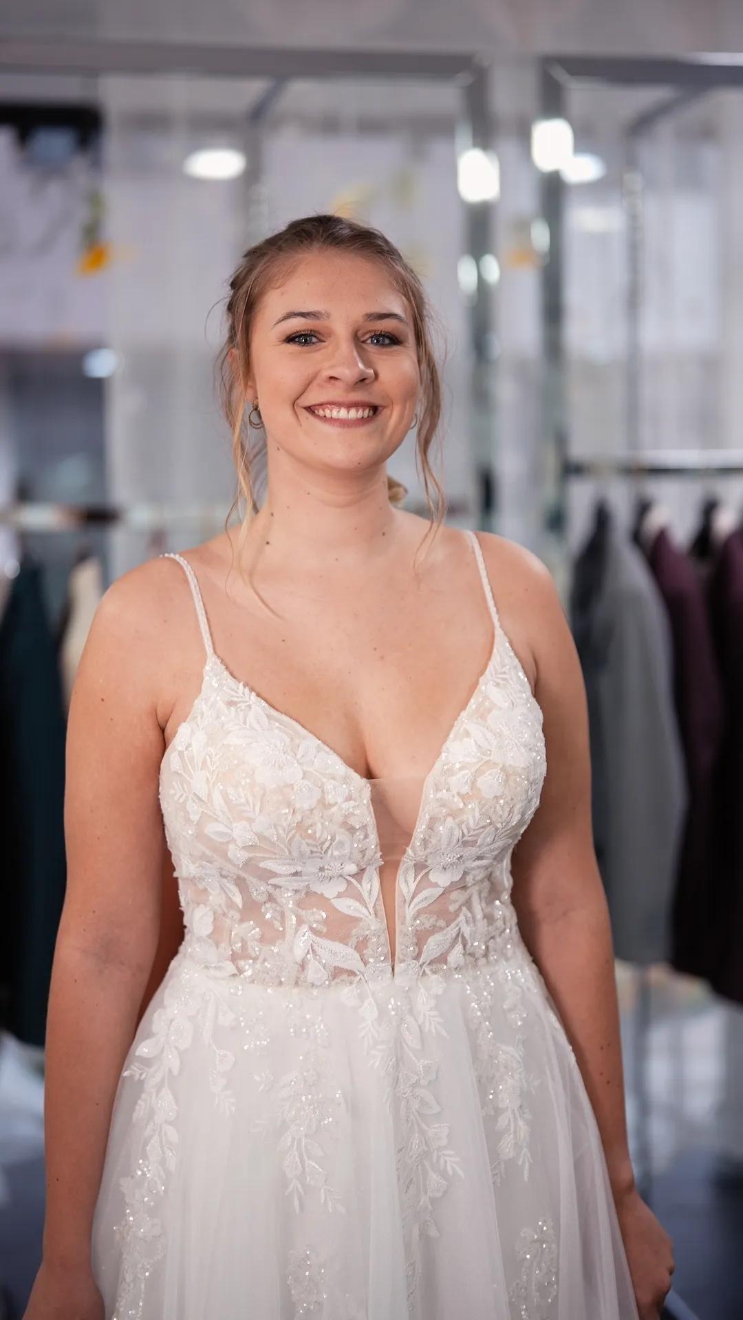 Lace wedding dress with thin straps worn in the Reflet Ambré boutique in Andenne