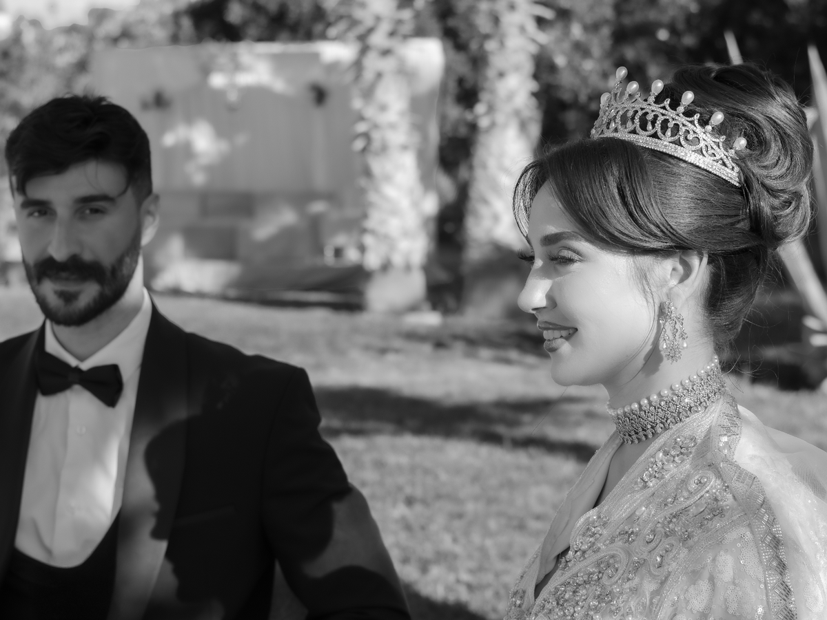 Black-and-white portrait of a bride and groom by RIA Photography, a Brussels photographer