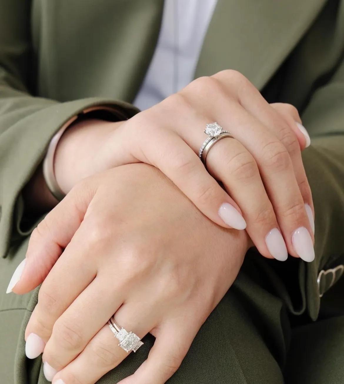Hands wearing a wedding ring and an engagement ring, acredo Loverings presentation