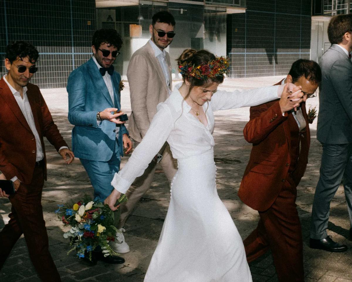 Sposa circondata dagli amici in abito, foto spontanea di Valentin Astier