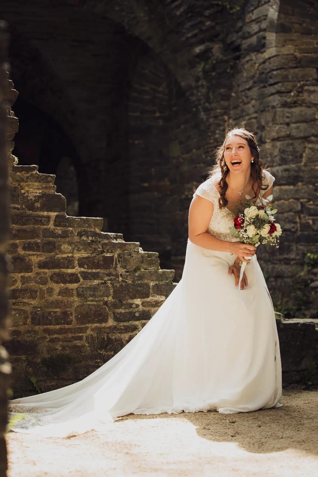 Portrait de mariée souriante au rendu coiffure et maquillage abouti