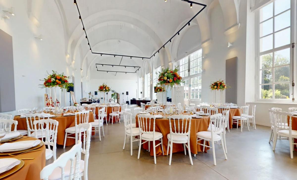 Sala dell'Orangerie du Château de Seneffe allestita per un matrimonio, inondata di luce naturale dalle alte finestre