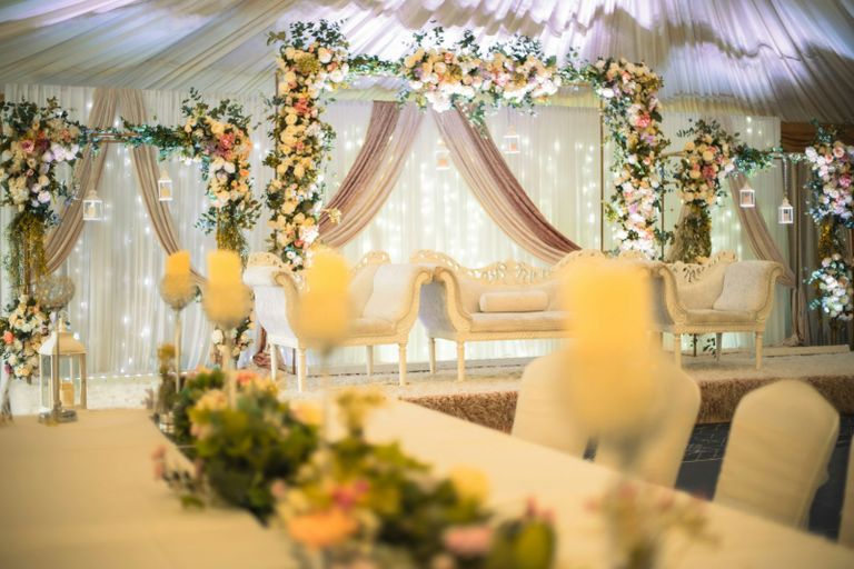 Scène de mariage décorée avec toile de fond florale et bougies, tendances 2026